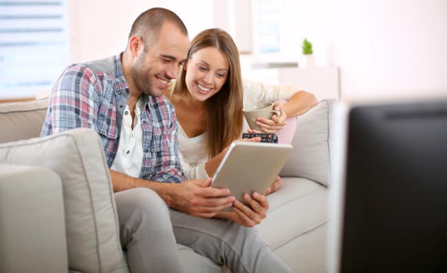 Couple-Getting-Online-Cancer-Insurance-Quote